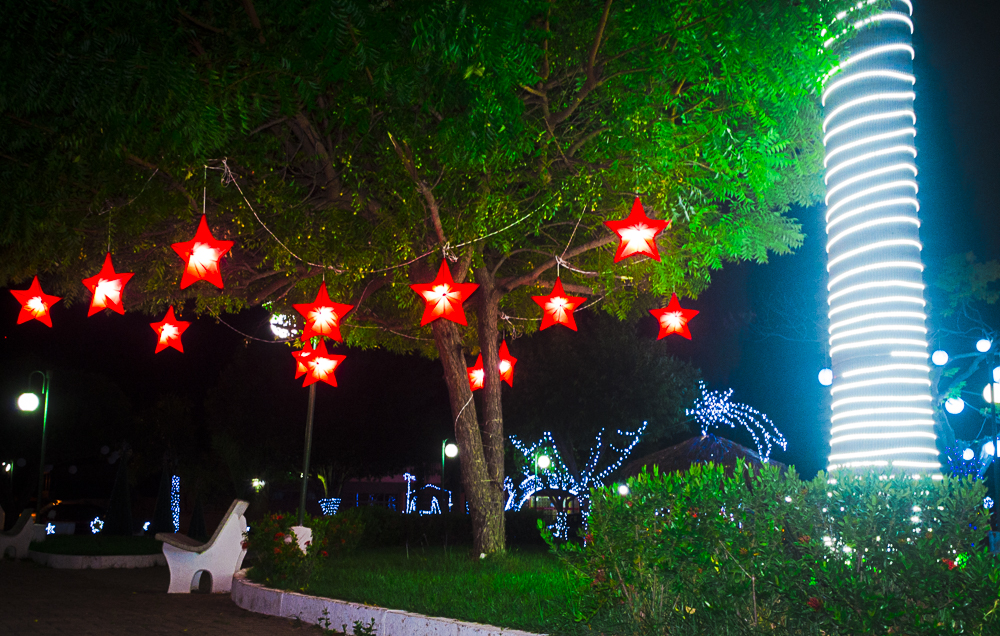 Confira a decoração natalina da praça 28 de Dezembro, em Joaquim Pires - PI - Imagem 15