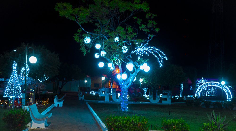 Confira a decoração natalina da praça 28 de Dezembro, em Joaquim Pires - PI - Imagem 3