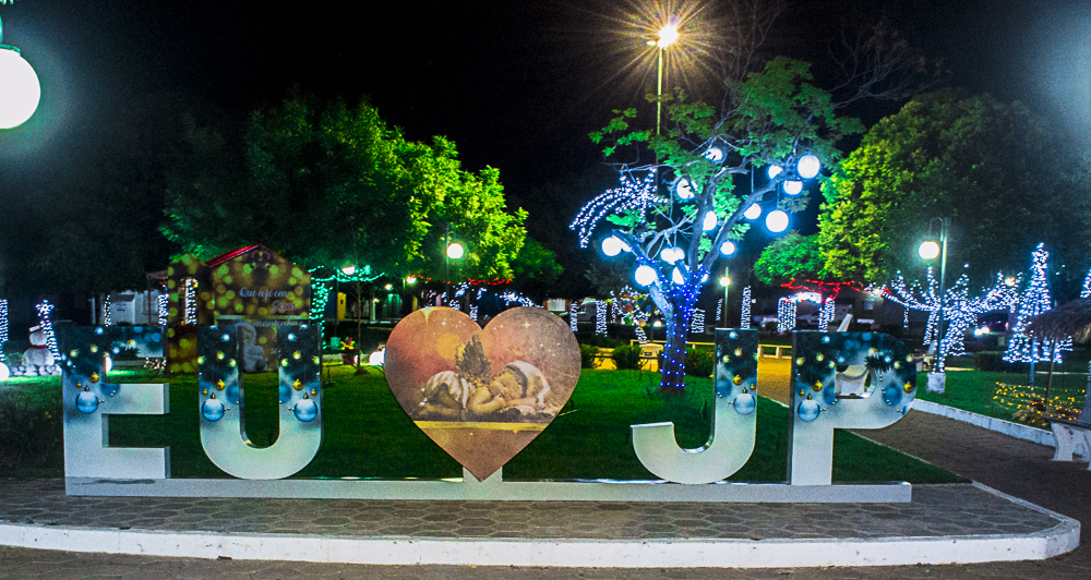 Confira a decoração natalina da praça 28 de Dezembro, em Joaquim Pires - PI - Imagem 16
