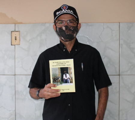 História de São João da Serra contada em livro lançado pelo professor e historiador Herllys Torres