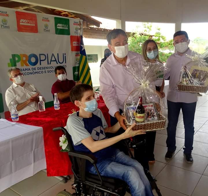 Governador Wellington Dias e equipe do governo visitam Jatobá do Piauí e entregam obras relevantes no município. - Imagem 9