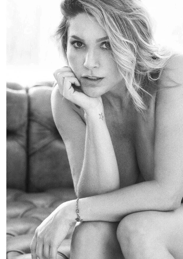 Aos 46 anos, Flávia Alessandra posa nua coberta só por lençol; fotos - imagem 30798