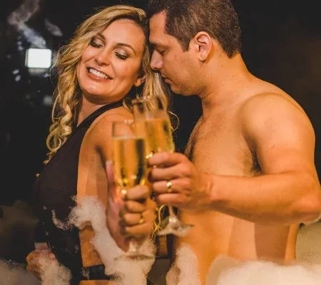 Andressa Urach e marido estrelam ensaio íntimo na noite de núpcias