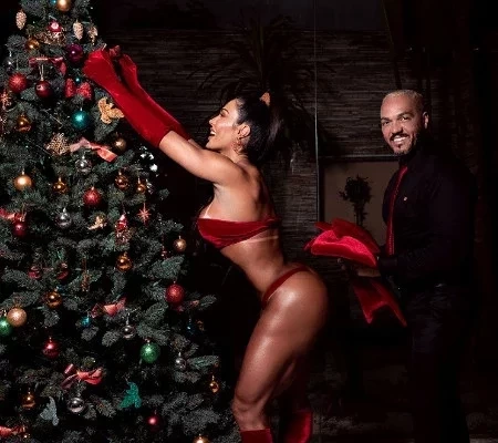 Gracyanne Barbosa 'monta' árvore de Natal em clima quente com Belo 