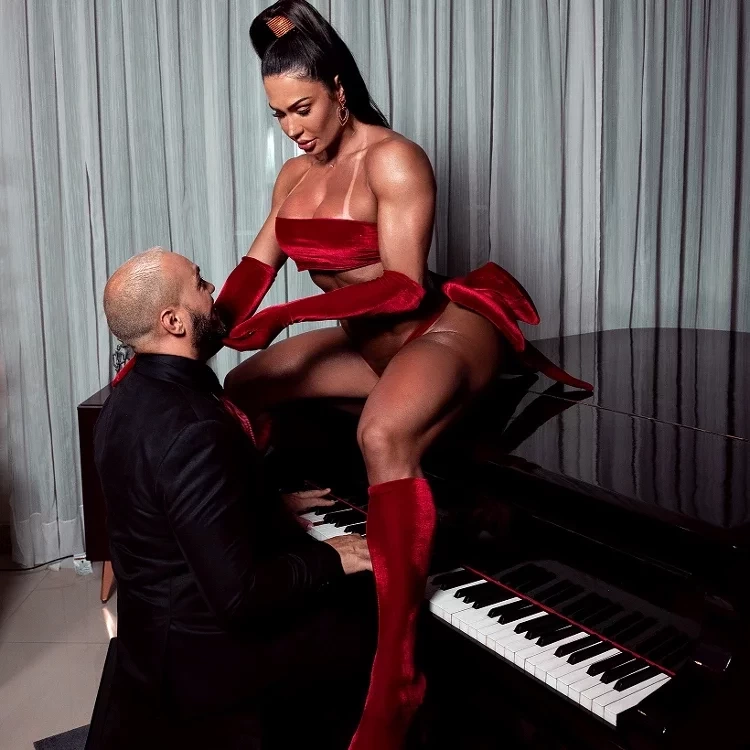 Gracyanne Barbosa 'monta' árvore de Natal em clima quente com Belo  - imagem 30937