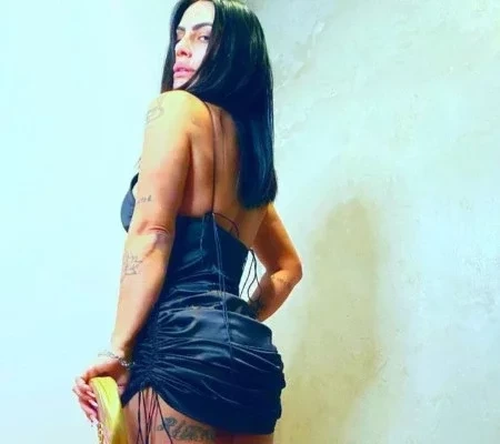 Cleo posa com vestido curtíssimo e deixa web babando; fotos!