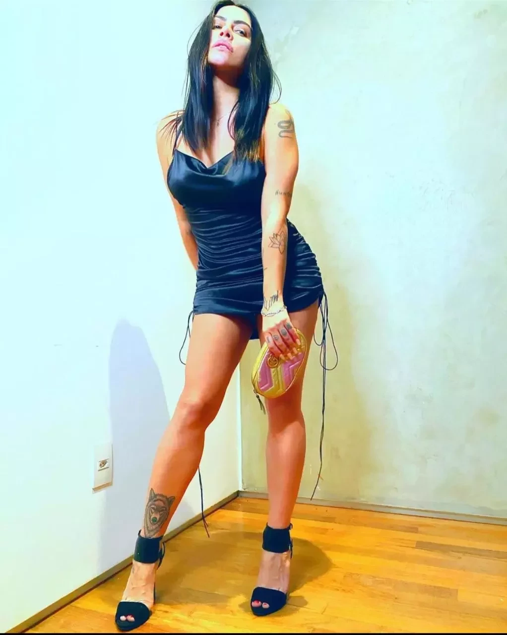 Cleo posa com vestido curtíssimo e deixa web babando; fotos! - imagem 30985