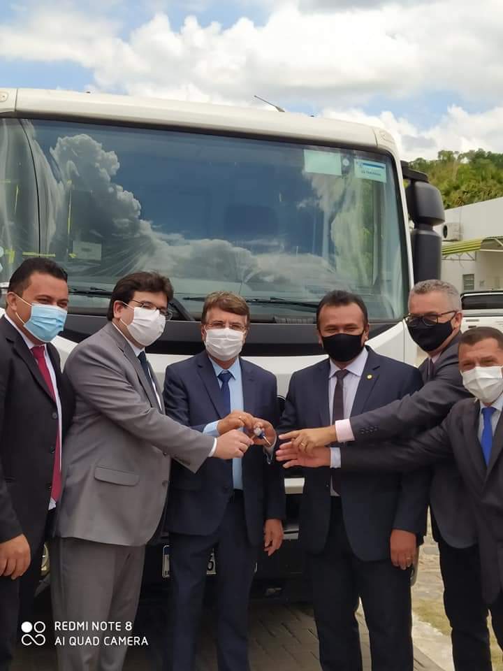 Monsenhor Gil em festa, homenageia Rafael Fonteles, outras personalidades e ganha presentes - Imagem 1