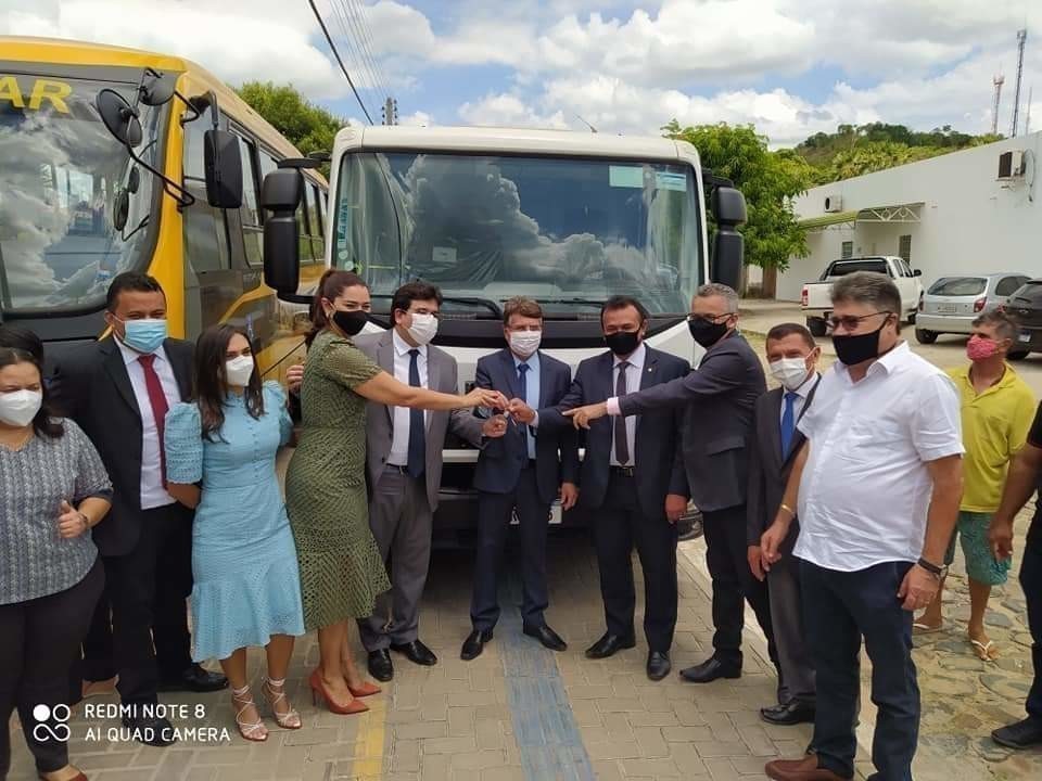 Monsenhor Gil em festa, homenageia Rafael Fonteles, outras personalidades e ganha presentes