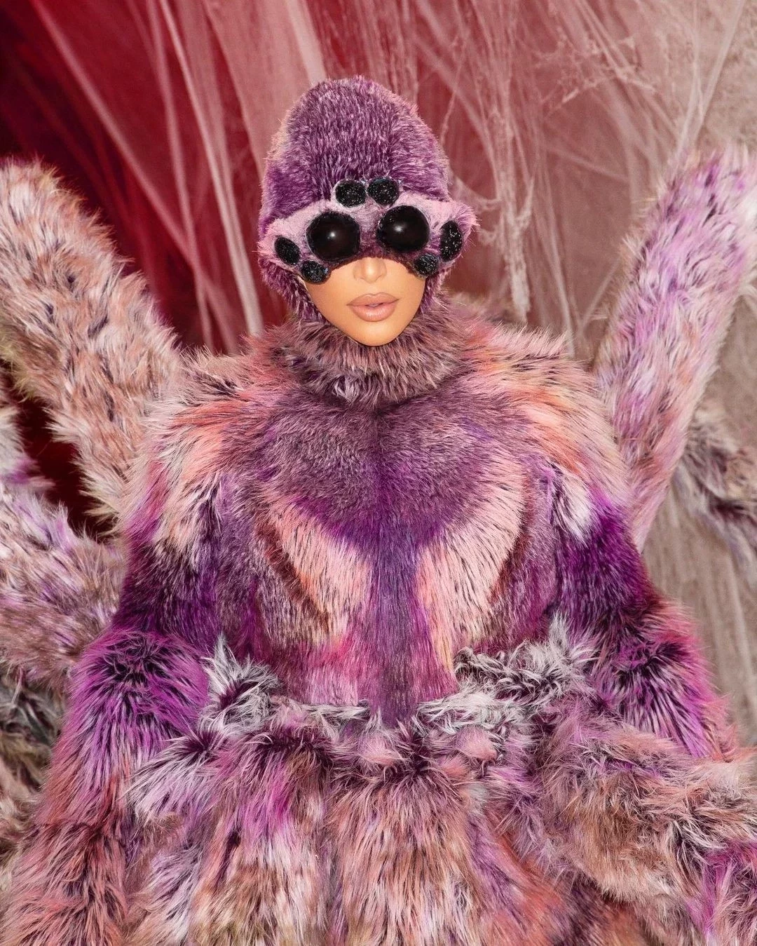 Kim Kardashian curte hidro ao ar livre de biquíni asa delta; fotos - imagem 30518