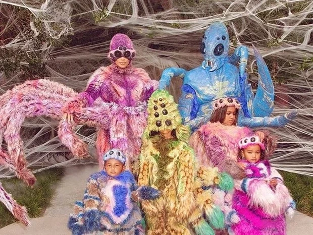 Kim Kardashian curte hidro ao ar livre de biquíni asa delta; fotos - imagem 30519