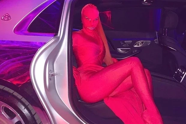 Kim Kardashian curte hidro ao ar livre de biquíni asa delta; fotos - imagem 30517