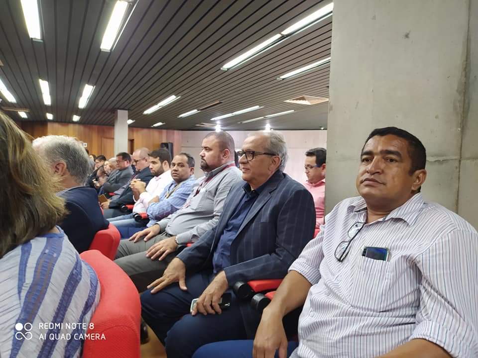 Monsenhor Gil no parlamento estudual na pessoa da líder Elisângela Moura - Imagem 3