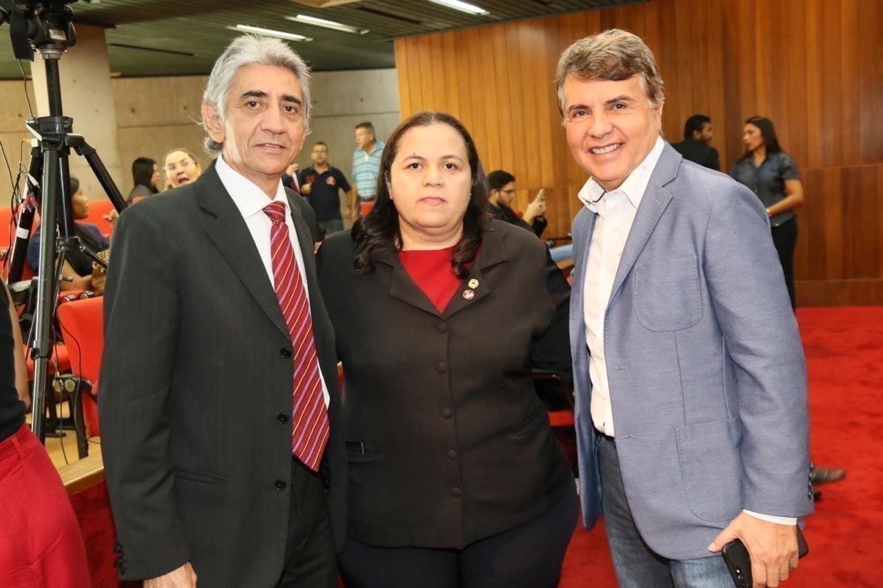 Monsenhor Gil no parlamento estudual na pessoa da líder Elisângela Moura