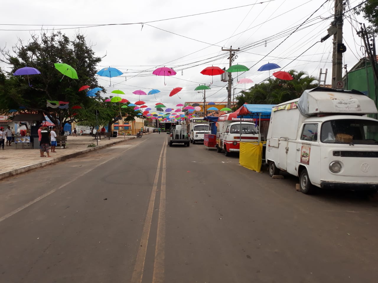 Quase tudo pronto para logo mais no final da tarde Pedro II dá início a sua festa de carnaval - Imagem 6