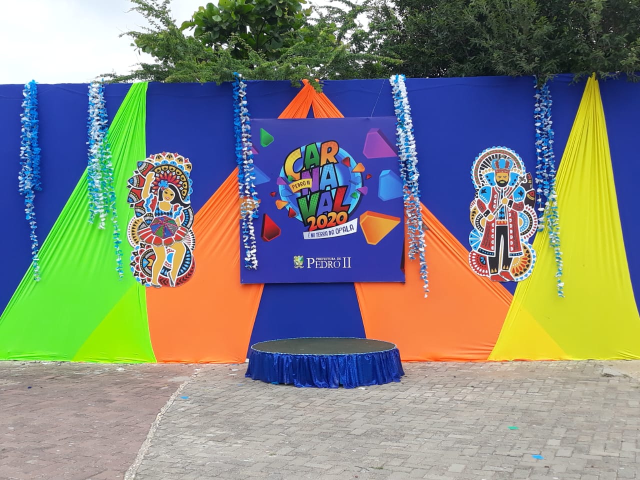 Quase tudo pronto para logo mais no final da tarde Pedro II dá início a sua festa de carnaval - Imagem 2