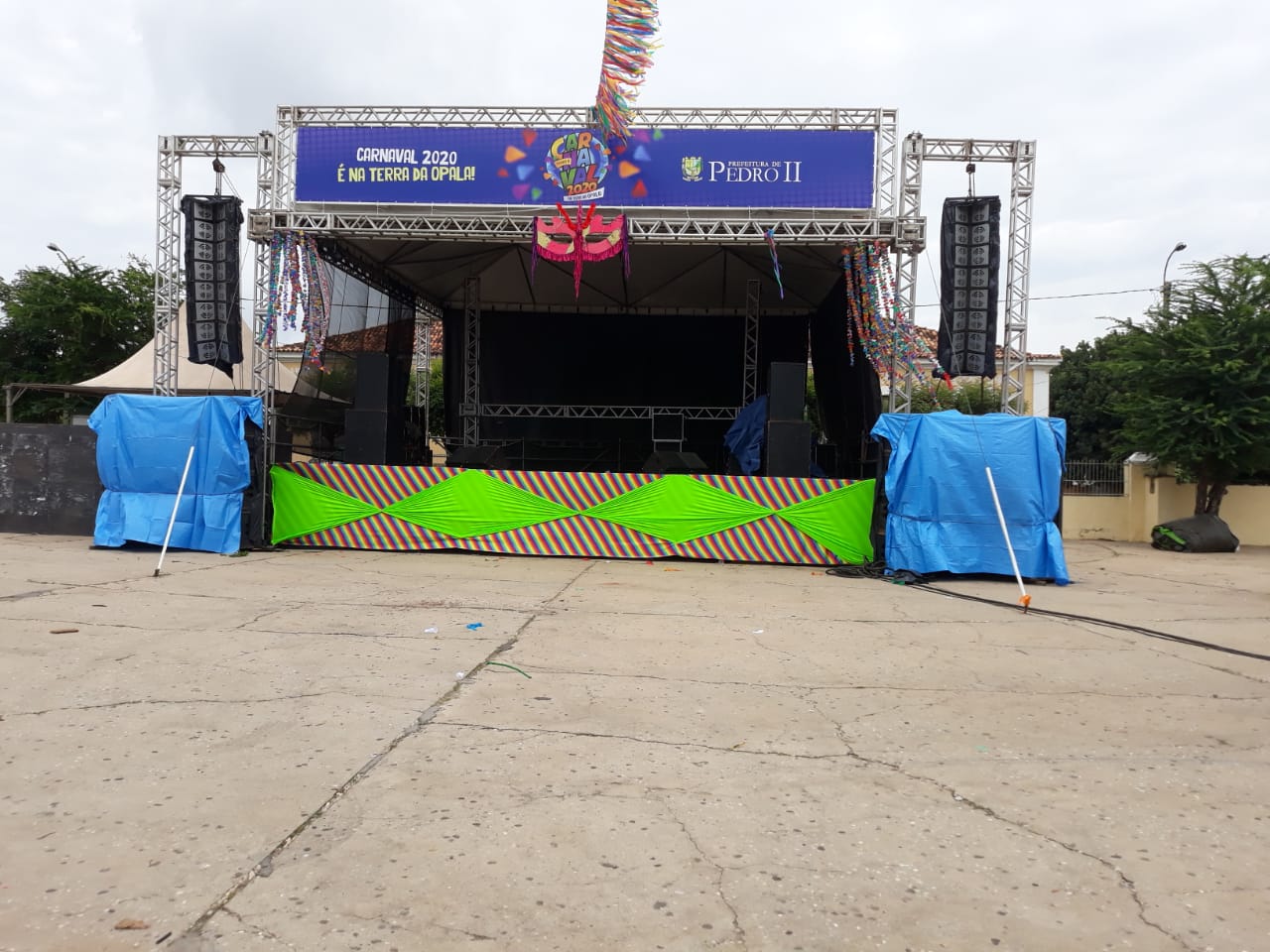 Quase tudo pronto para logo mais no final da tarde Pedro II dá início a sua festa de carnaval - Imagem 4