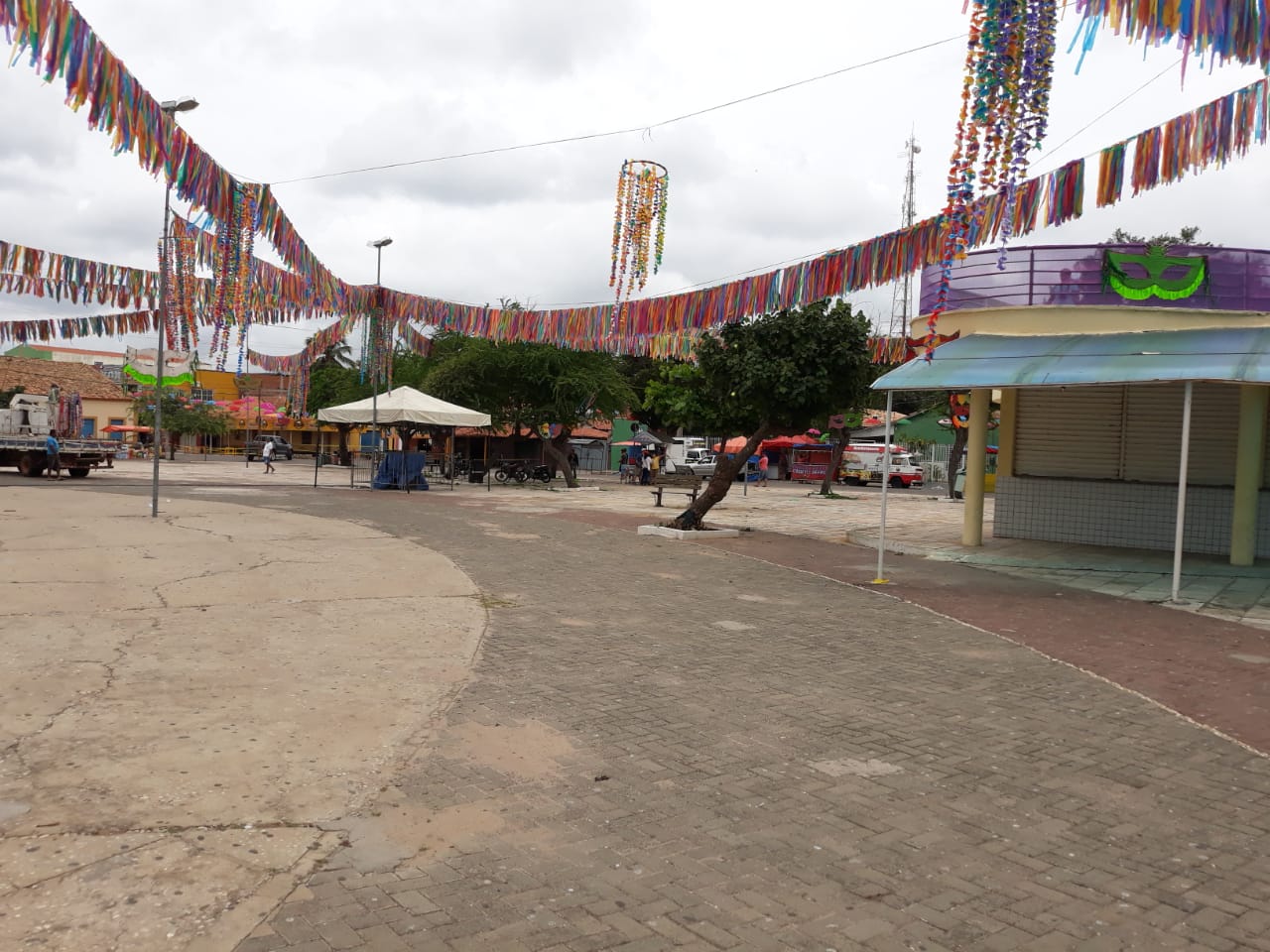 Quase tudo pronto para logo mais no final da tarde Pedro II dá início a sua festa de carnaval - Imagem 1