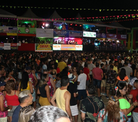 Terceiro dia de carnaval em Água Branca tem desfile e grandes bandas na arena da folia