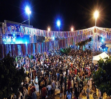 Foliões lotam Praça Manoel Nogueira Lima na terceira noite do Carnaval de Pedro II