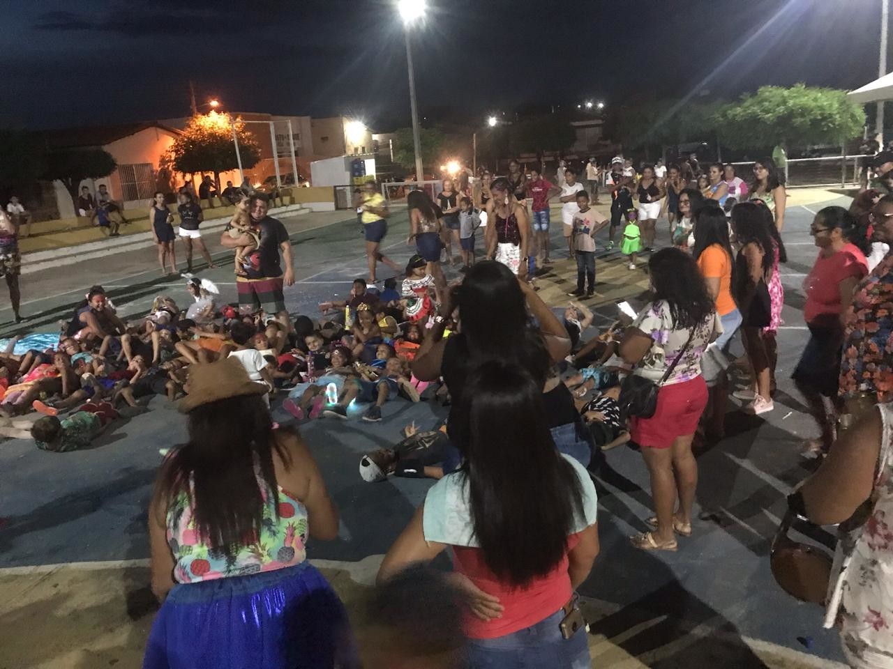 Criançada se diverte no carnaval da criança em Santo Inácio 
