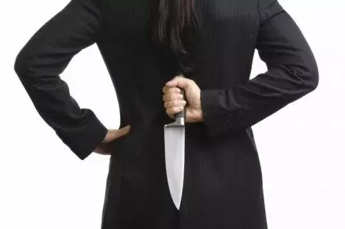 Conheça os signos que podem surpreendê-lo com punhalada nas costas - imagem 15232