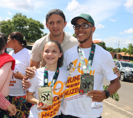 Campeã mundial de capoeira é recepcionada com carreata em Água Branca