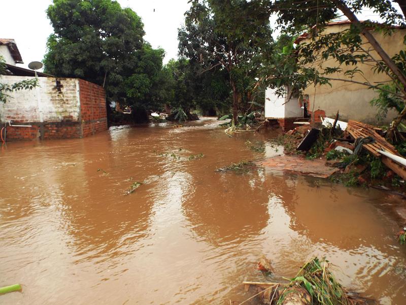 Forte chuva provoca rompimento da parede de barragem e desabriga famílias  - Imagem 10