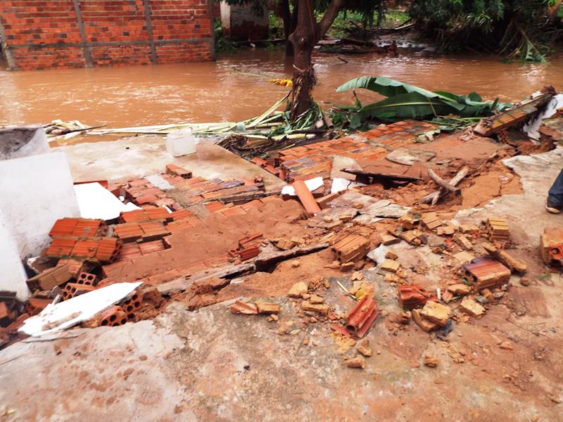 Forte chuva provoca rompimento da parede de barragem e desabriga famílias  - Imagem 19