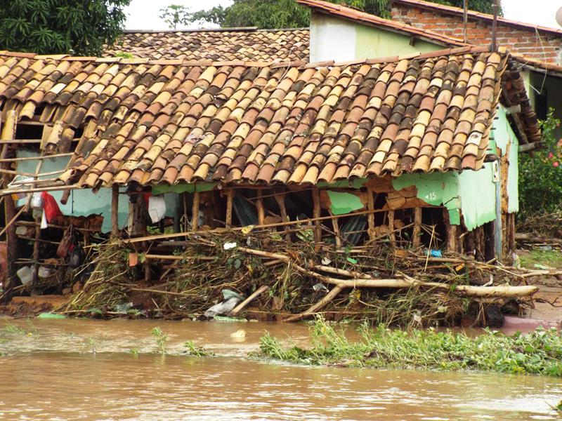 Forte chuva provoca rompimento da parede de barragem e desabriga famílias  - Imagem 13