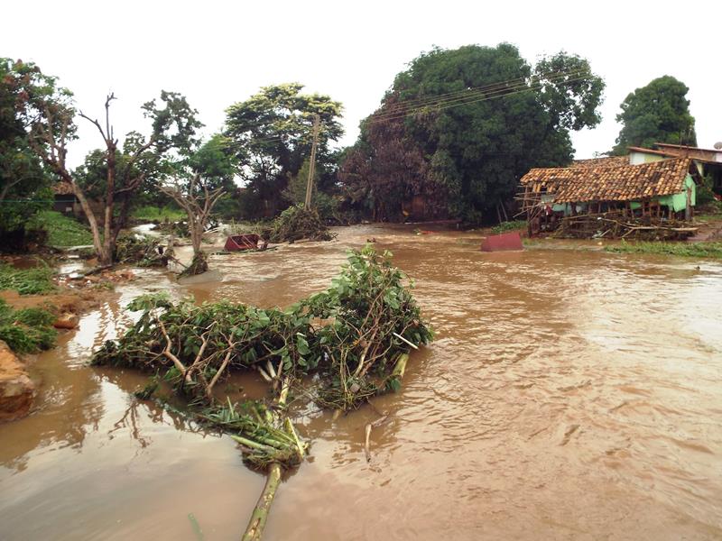 Forte chuva provoca rompimento da parede de barragem e desabriga famílias  - Imagem 6