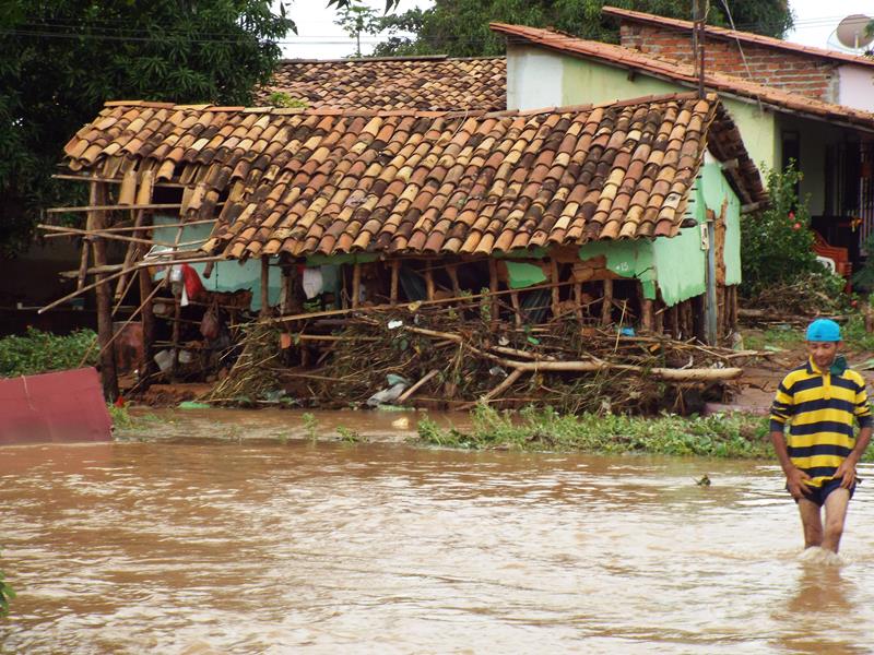 Forte chuva provoca rompimento da parede de barragem e desabriga famílias  - Imagem 12