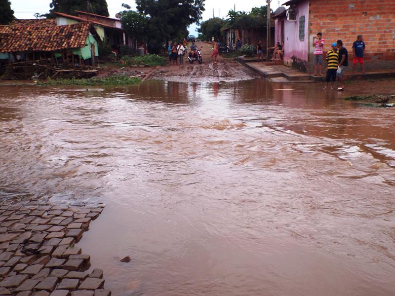 Forte chuva provoca rompimento da parede de barragem e desabriga famílias  - Imagem 11