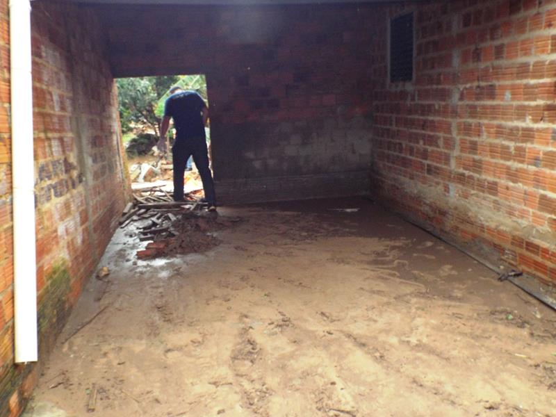Forte chuva provoca rompimento da parede de barragem e desabriga famílias  - Imagem 18