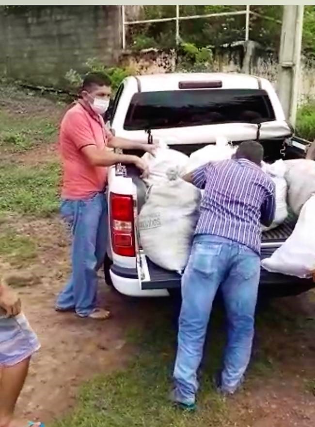 Defesa Civil realiza entrega de cestas de alimentos as famílias desabrigadas - Imagem 7