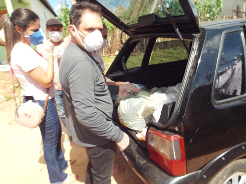 Município faz entrega de cestas de alimentos, roupas, e colchões as famílias dos Bairros Barragem e Cristo Rei - Imagem 64
