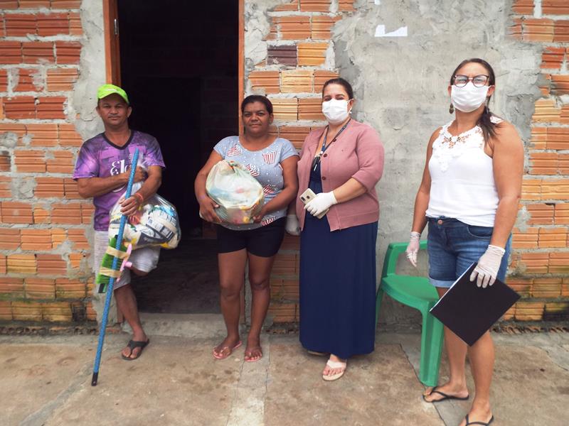 Município faz entrega de cestas de alimentos, roupas, e colchões as famílias dos Bairros Barragem e Cristo Rei - Imagem 36