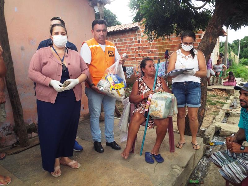 Município faz entrega de cestas de alimentos, roupas, e colchões as famílias dos Bairros Barragem e Cristo Rei - Imagem 28