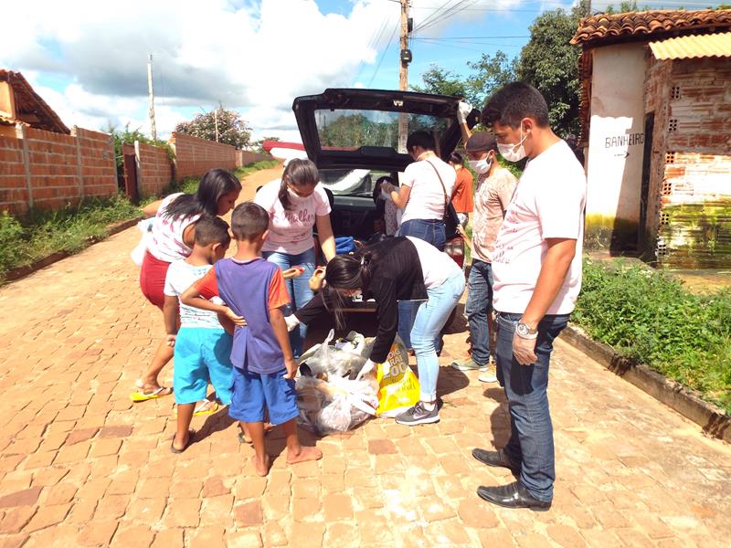Município faz entrega de cestas de alimentos, roupas, e colchões as famílias dos Bairros Barragem e Cristo Rei - Imagem 61