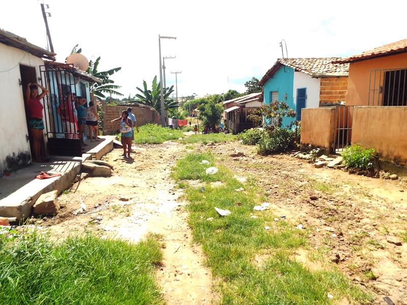 Município faz entrega de cestas de alimentos, roupas, e colchões as famílias dos Bairros Barragem e Cristo Rei - Imagem 54