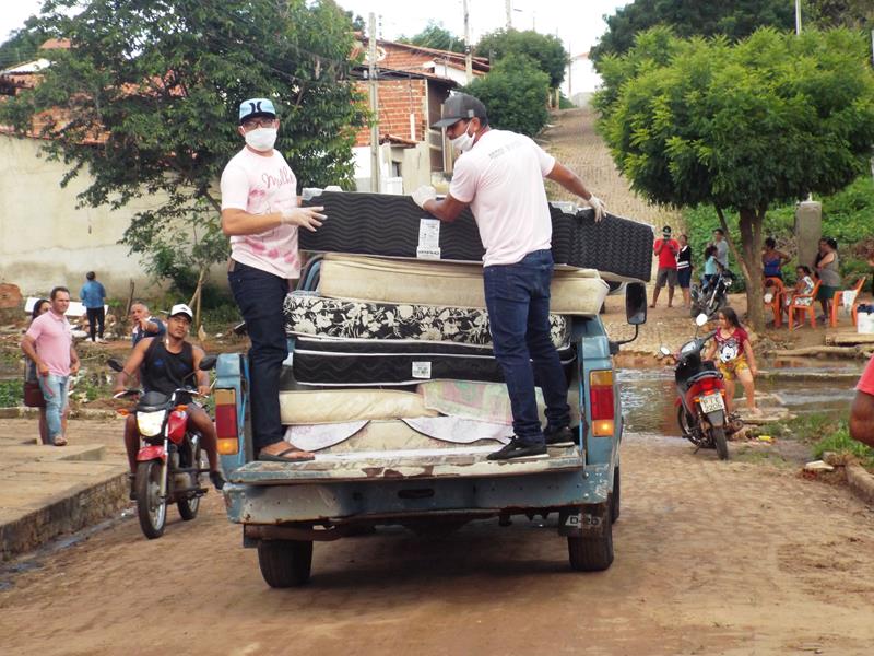 Município faz entrega de cestas de alimentos, roupas, e colchões as famílias dos Bairros Barragem e Cristo Rei - Imagem 66