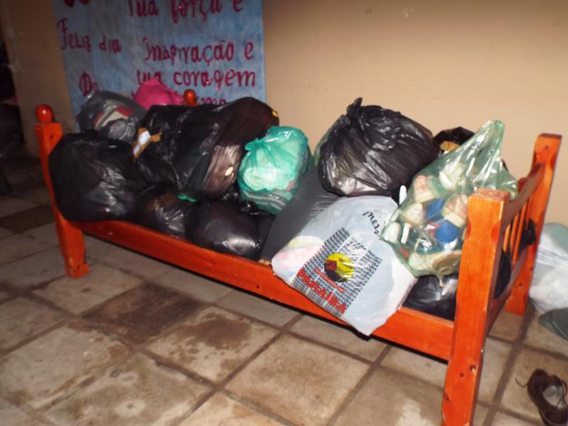 Município faz entrega de cestas de alimentos, roupas, e colchões as famílias dos Bairros Barragem e Cristo Rei - Imagem 9