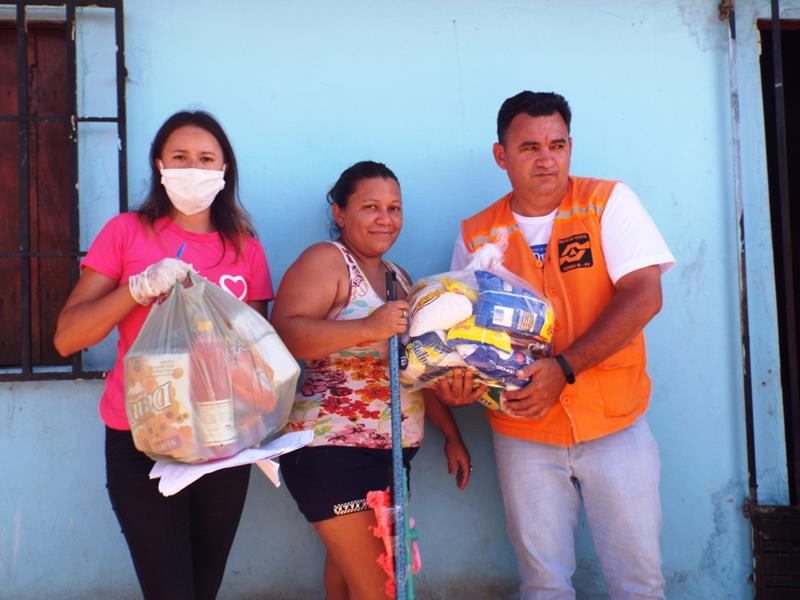 Município faz entrega de cestas de alimentos, roupas, e colchões as famílias dos Bairros Barragem e Cristo Rei - Imagem 55