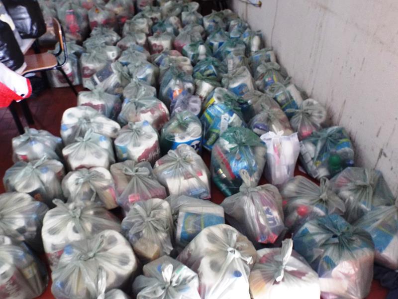 Município faz entrega de cestas de alimentos, roupas, e colchões as famílias dos Bairros Barragem e Cristo Rei - Imagem 3