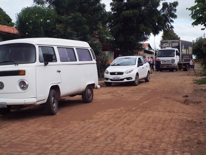 Município faz entrega de cestas de alimentos, roupas, e colchões as famílias dos Bairros Barragem e Cristo Rei - Imagem 11