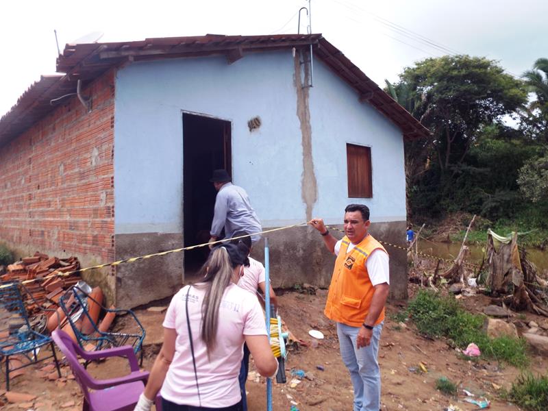 Município faz entrega de cestas de alimentos, roupas, e colchões as famílias dos Bairros Barragem e Cristo Rei - Imagem 17
