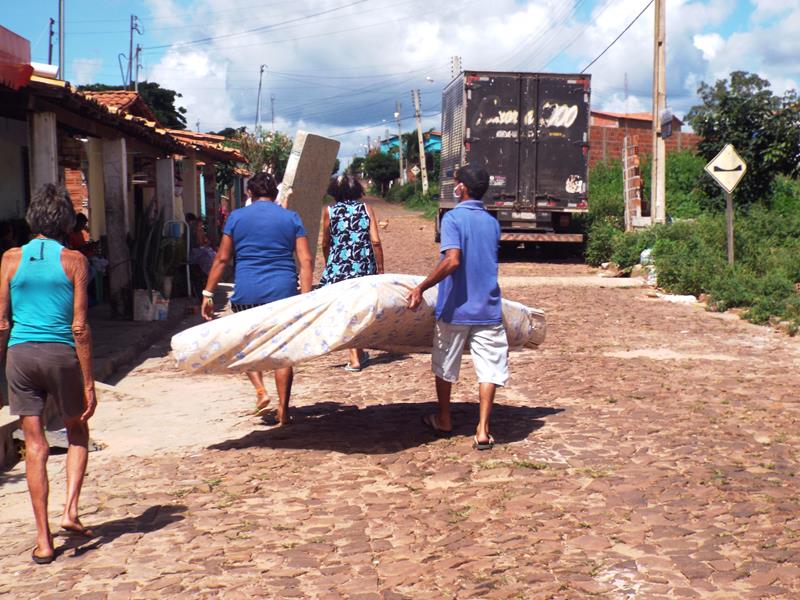 Município faz entrega de cestas de alimentos, roupas, e colchões as famílias dos Bairros Barragem e Cristo Rei - Imagem 50
