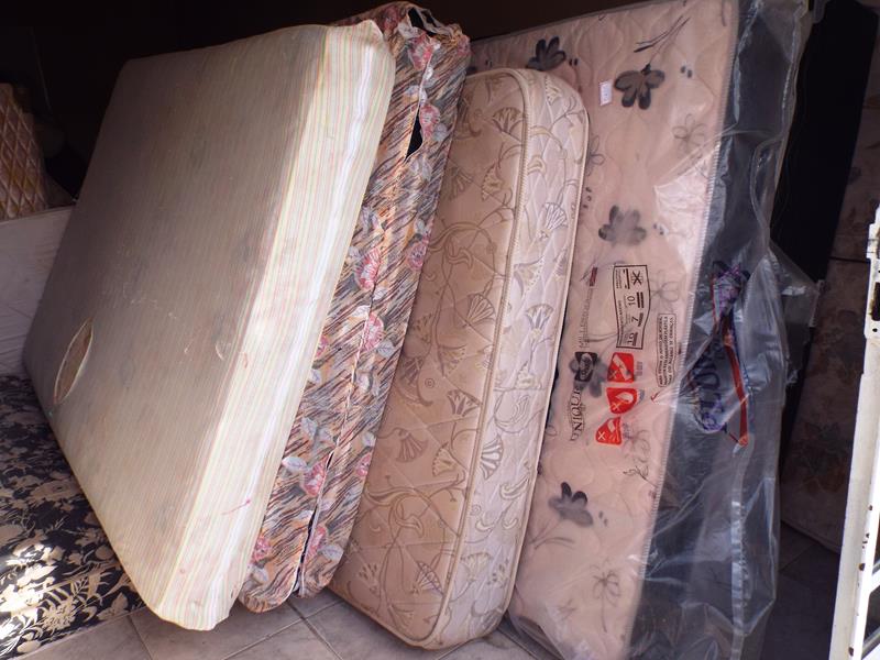 Município faz entrega de cestas de alimentos, roupas, e colchões as famílias dos Bairros Barragem e Cristo Rei - Imagem 5