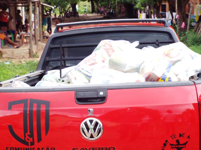 Município faz entrega de cestas de alimentos, roupas, e colchões as famílias dos Bairros Barragem e Cristo Rei - Imagem 25