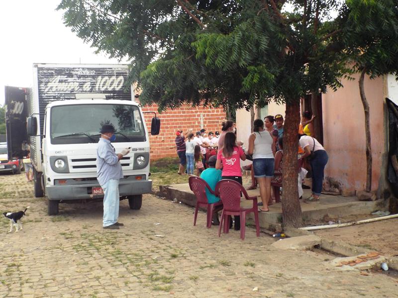 Município faz entrega de cestas de alimentos, roupas, e colchões as famílias dos Bairros Barragem e Cristo Rei - Imagem 31